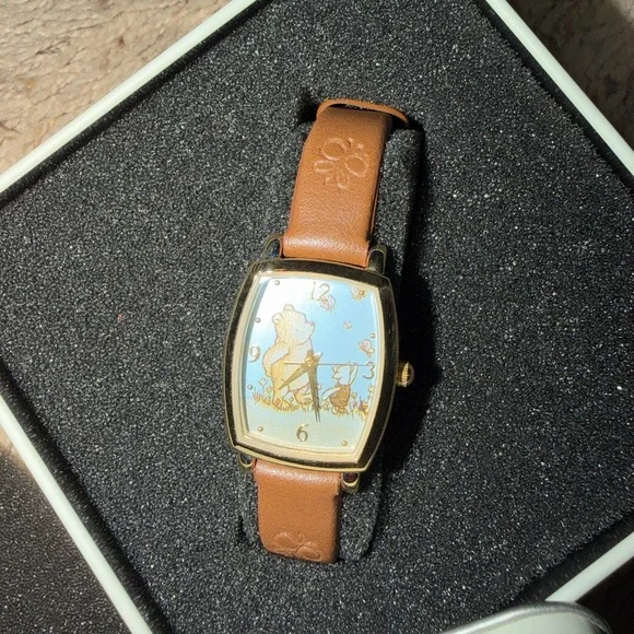 Vintage Winnie the Pooh Watch - Picture 3 of 5